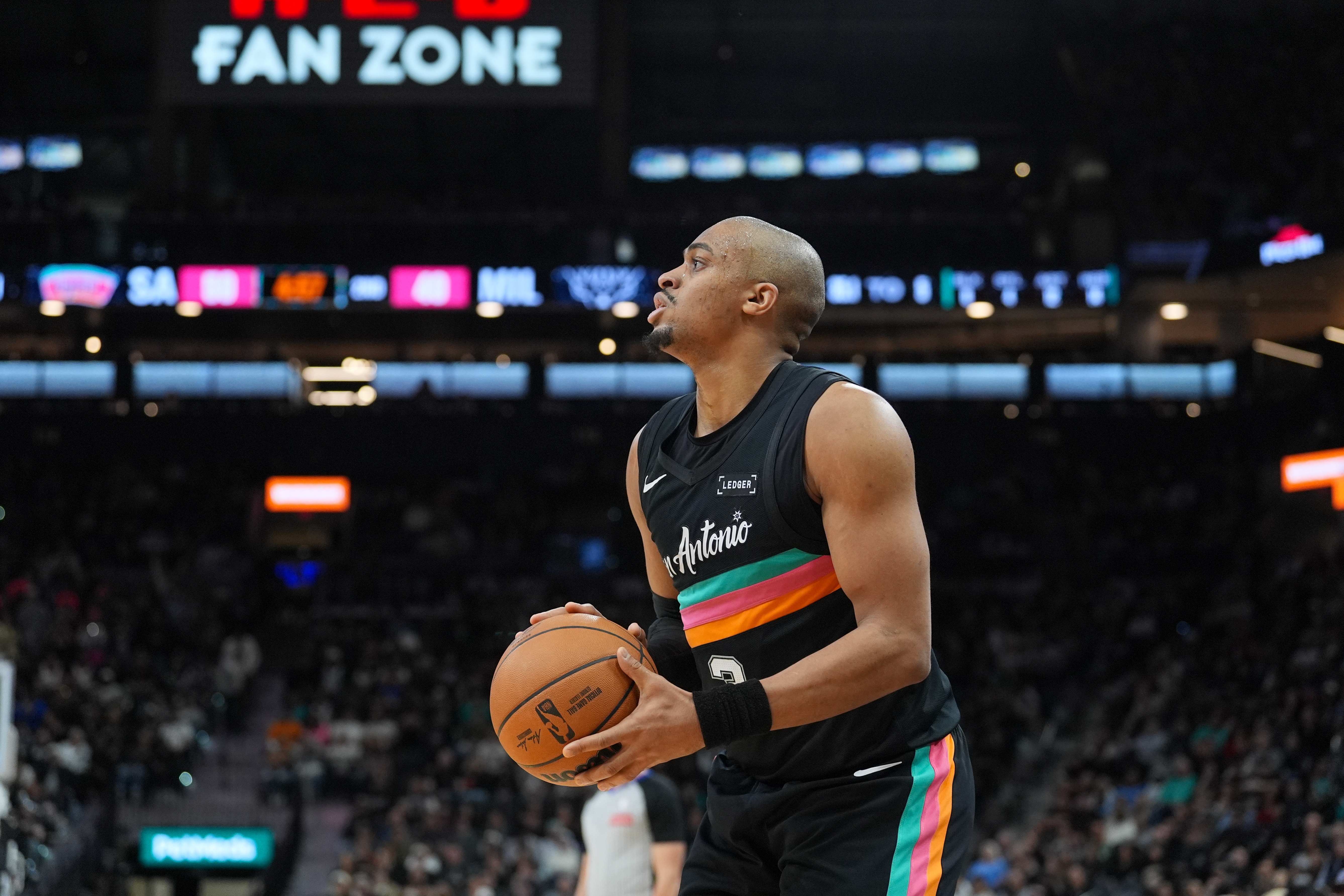 开云体育-定海神针！凯尔登·约翰逊19中9拿到21分5助 正负值+9