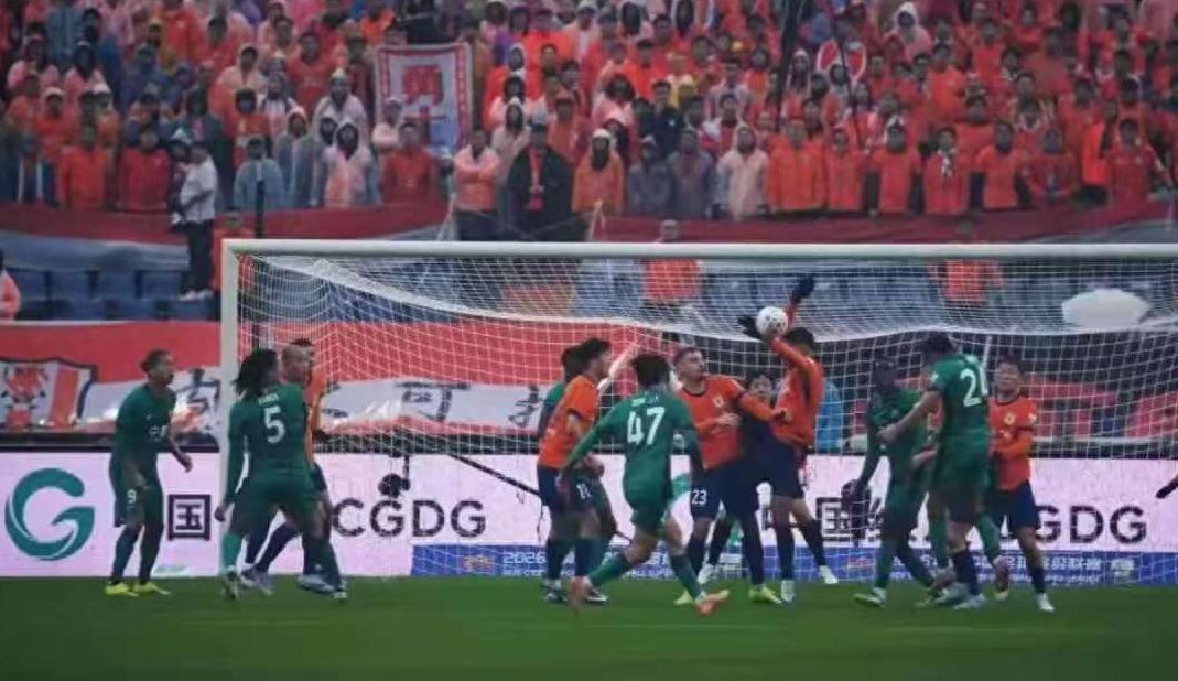 开云体育-京鲁大战争议瞬间被无视？国安成受害者？裁判尺度统一性引发质疑